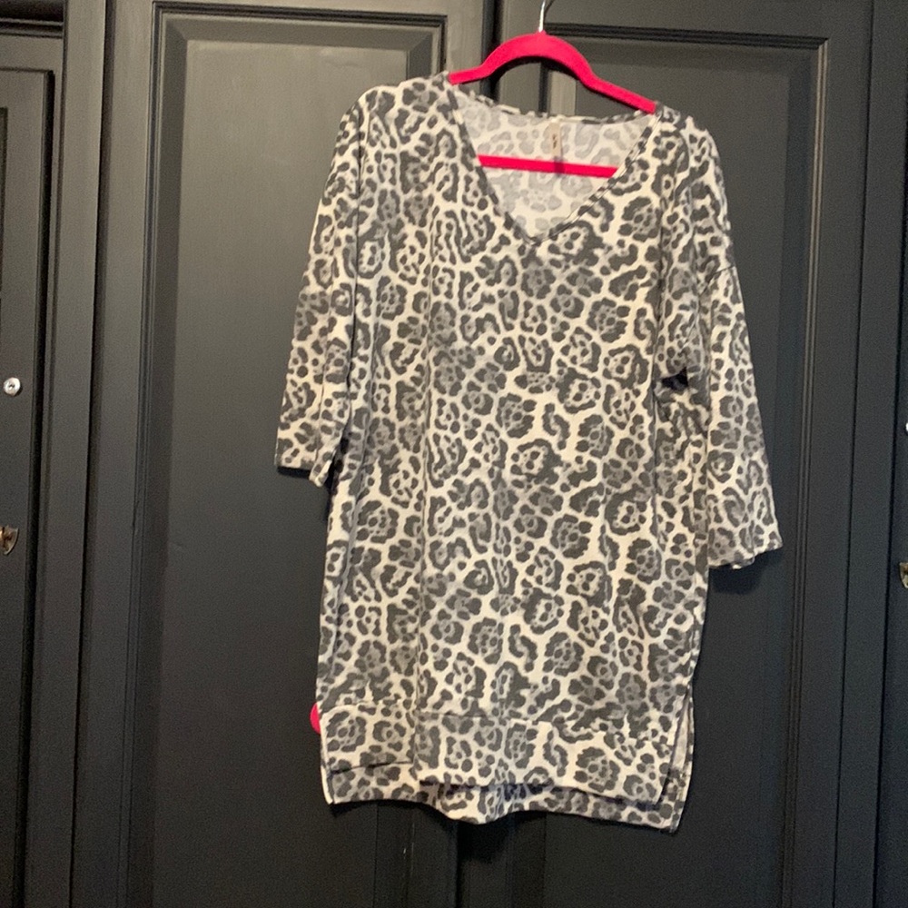 Light Grey tunic V Neck Leopard print Size L